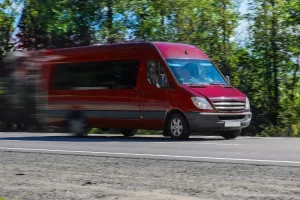 Minibus rouge sur une route