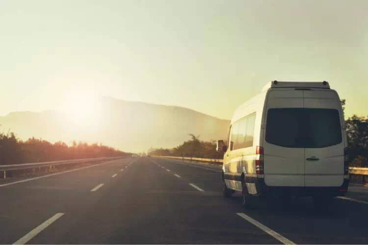 Minibus en face du lever du soleil