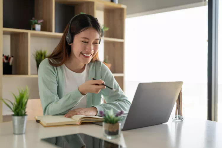 Jeune femme apprenant le code de la route en ligne
