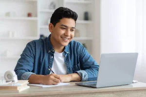 Jeune homme apprenant le code de la route en ligne