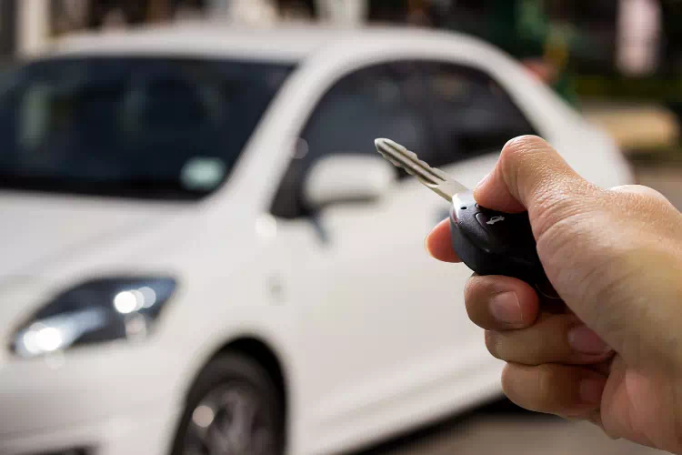 Personne ayant la clé d'une voiture d'occasion