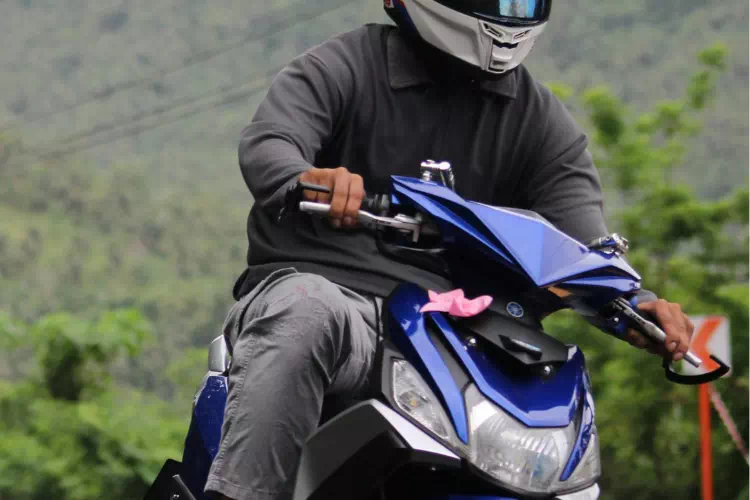 Personne qui conduit un scooter 50 cm³