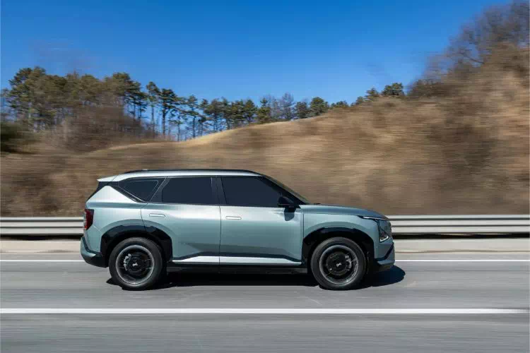 SUV électrique sur la route