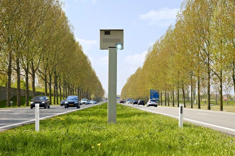 Radar placé au milieu d'une route