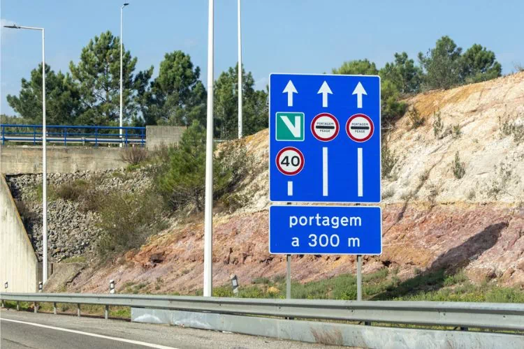 Panneau de limitation de vitesse au portugal