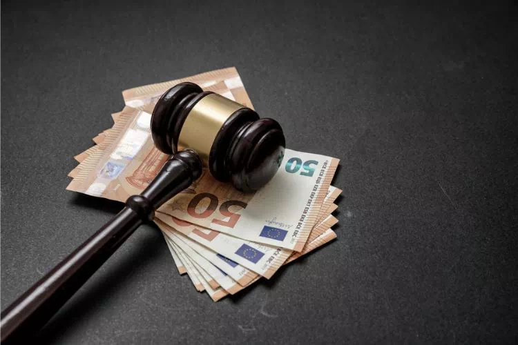 Mallet de juge et argent liquide