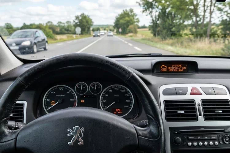 Système antipollution sur le tableau de bord de peugeot 307