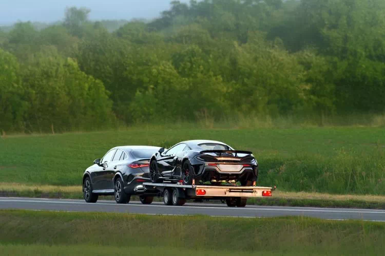 Voiture de sport transportée sur une remorque