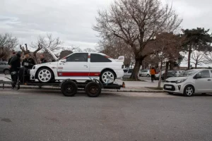 Voiture de rallye sur une remorque
