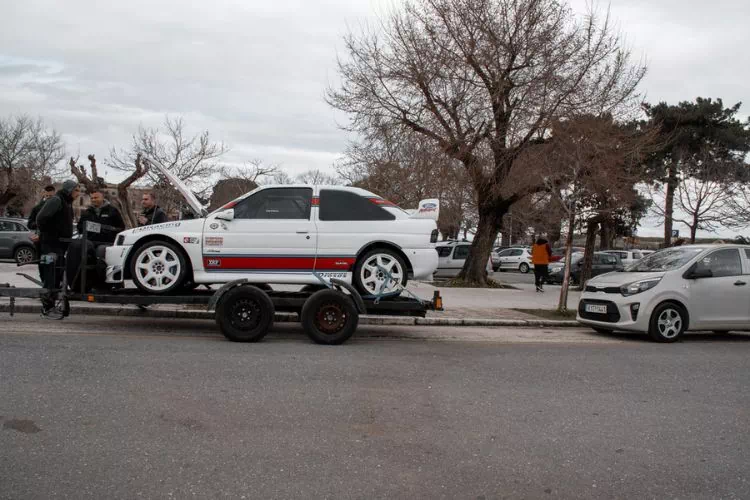 Voiture de rallye sur une remorque