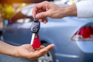 Remise de clé lors de la vente d'une voiture d'occasion