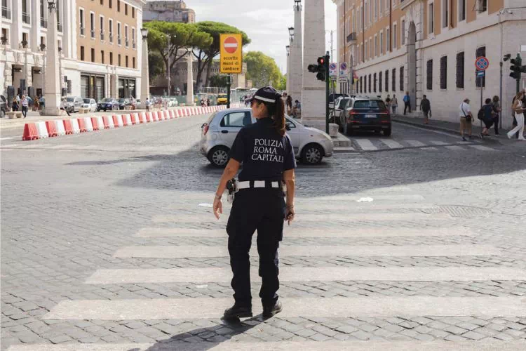 Agent de police sur une route en Italie