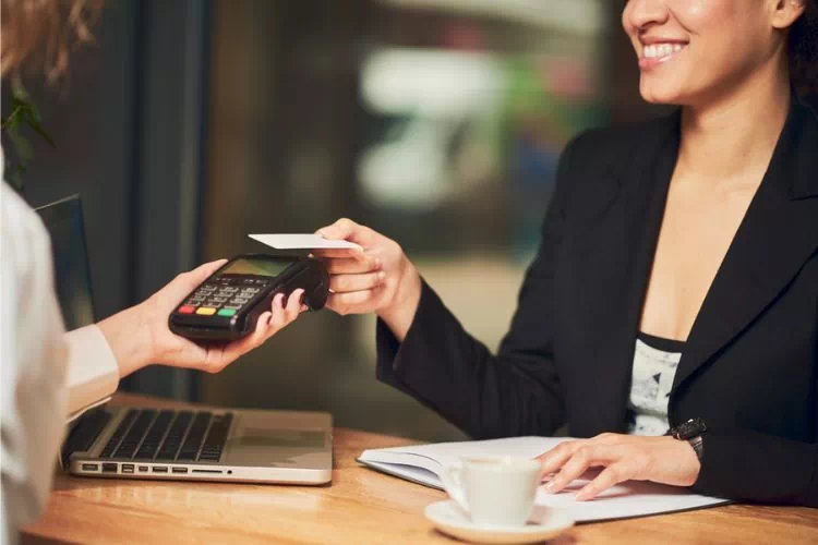 Femme en train d'éffectuer un paiement