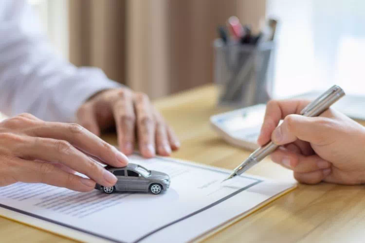 Personne en train de signer un document