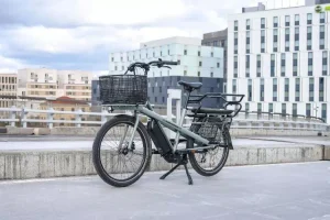 Vélo cargo électrique garé en ville