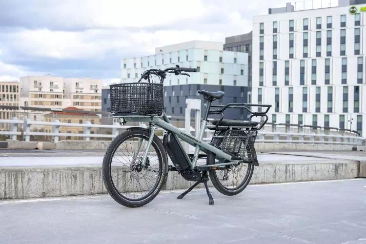 Vélo cargo électrique garé en ville