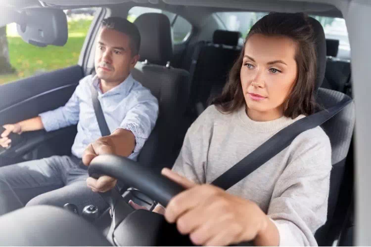 Femme qui suit un cours de conduite