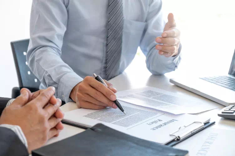 Personnes discutant d'une assurance auto