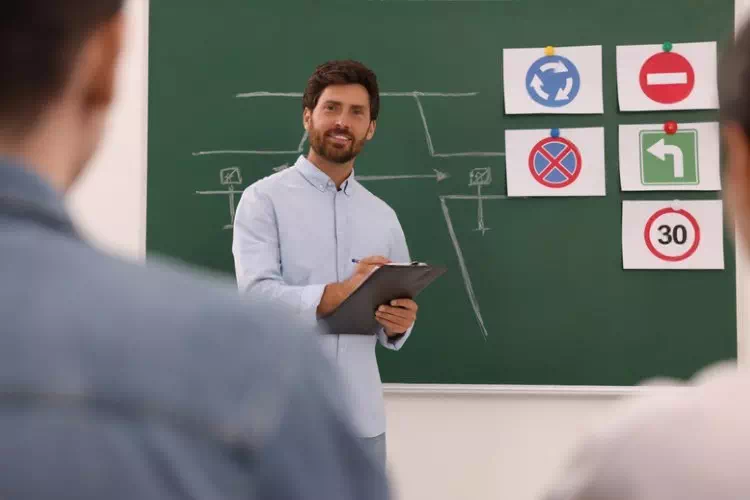 Professeur d'auto-école qui donne un cours