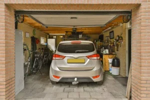 Voiture aménagée dans un garage