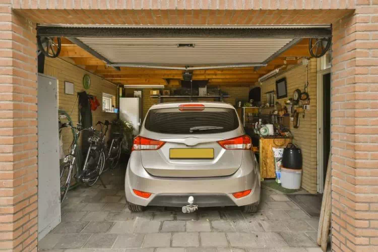 Voiture aménagée dans un garage