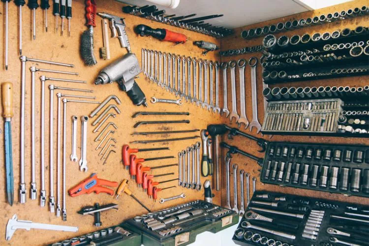 Outils bien rangés dans un garage