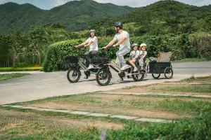 Famille se déplaçant en vélo cargo électrique
