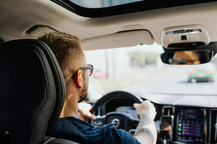 Personne conduisant une voiture d'occasion