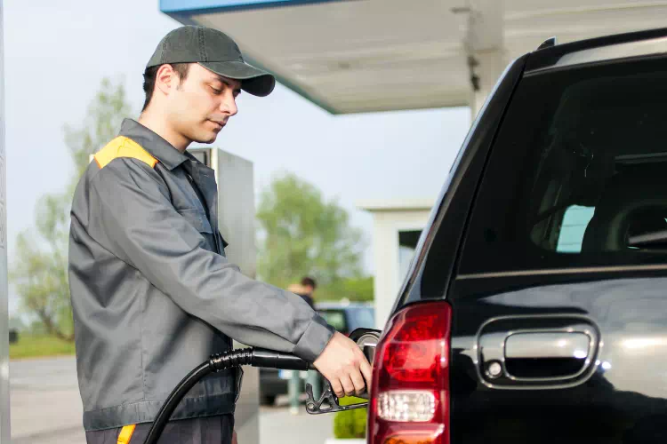 Personne qui prend du carburant