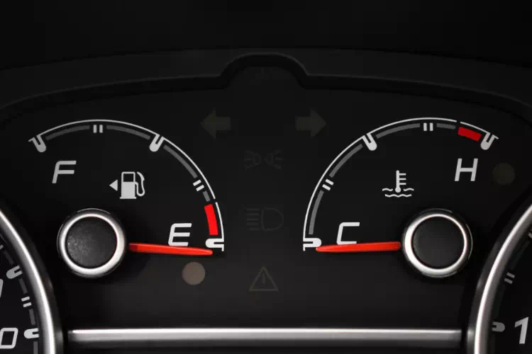 Tableau de bord d'un véhicule qui montre la jauge de carburant