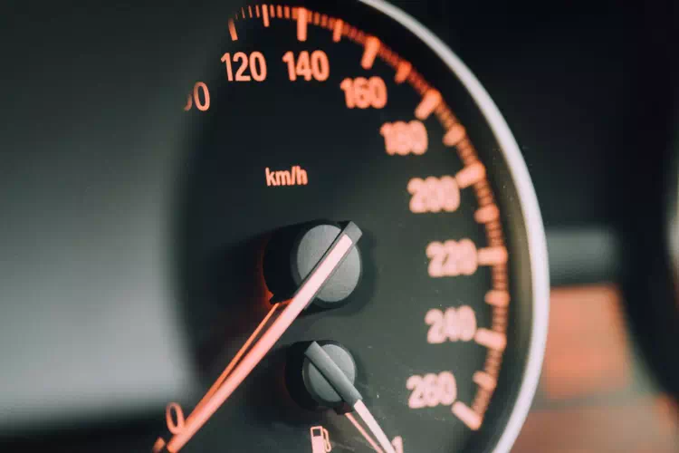 Compteur de vitesse d'une voiture d'occasion