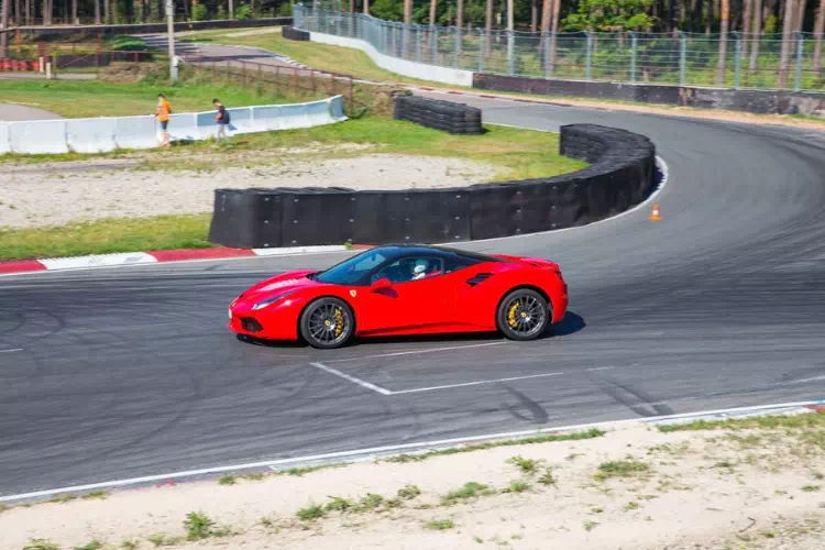Véhicule sportif sur un circuit