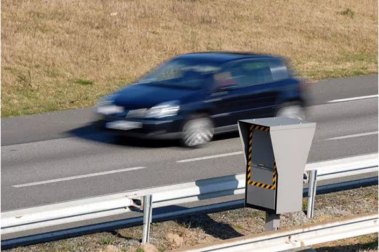 Radar de vitesse fixe