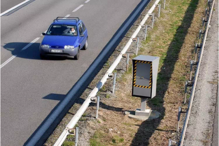 Radar mesurant la vitesse d'un véhicule